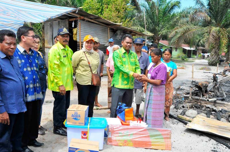Pemkab Sergai Beri Bantuan Kepada Korban Angin Puting Beliung