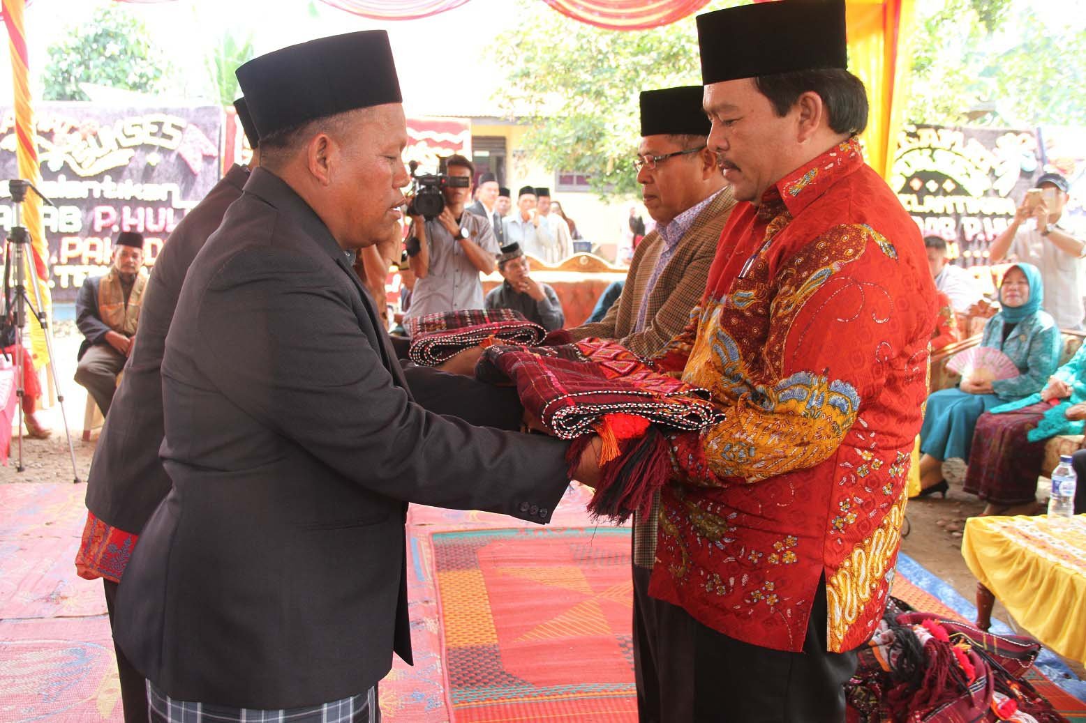 Pangonal Harahap Lantik Pengurus Pahadab Kecamatan Panai Hulu