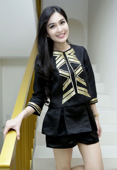 Sandra Dewi Calon Suami Usianya  Lebih Muda