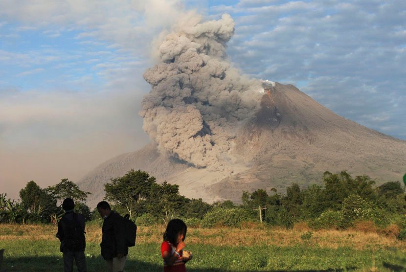 Mensos Santuni Korban Bandang dan Erupsi Sinabung