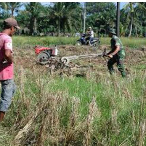 BABINSA BANTU PETANI SIAPKAN LAHAN TANAM PADI
