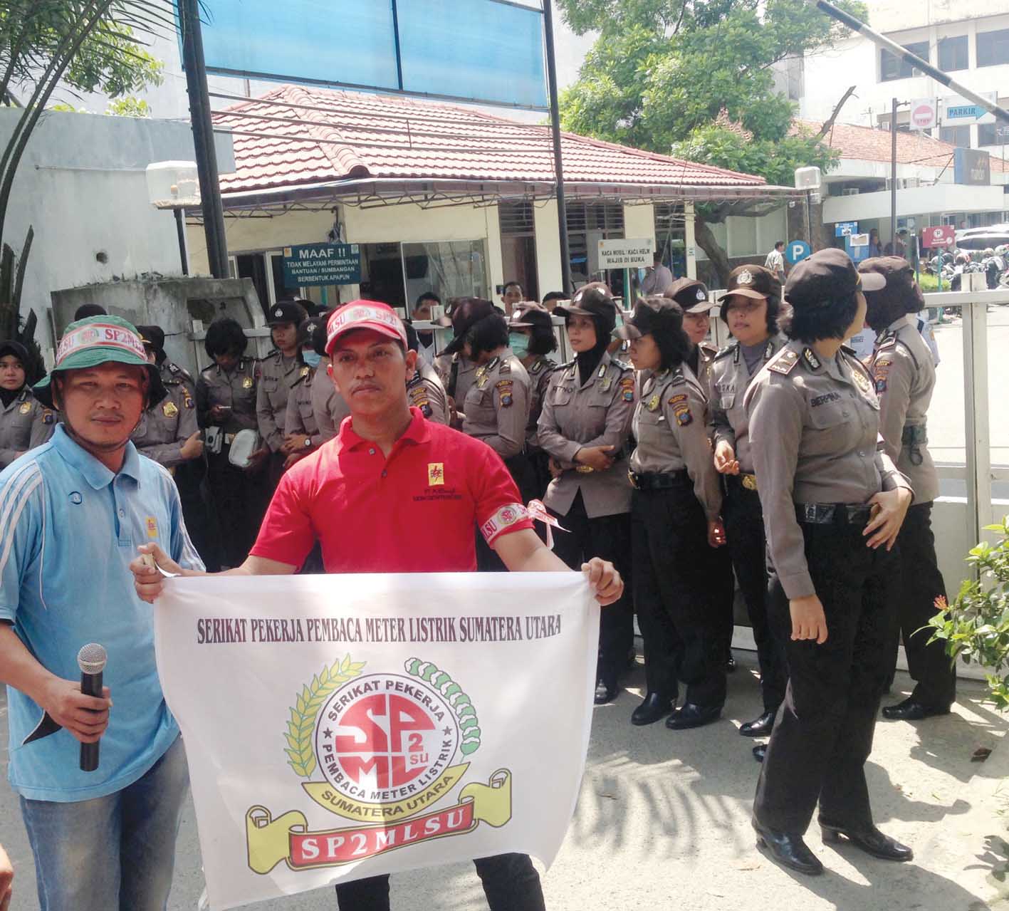 Pekerja Pembaca Meter Listrik demo di PLN SUMUT