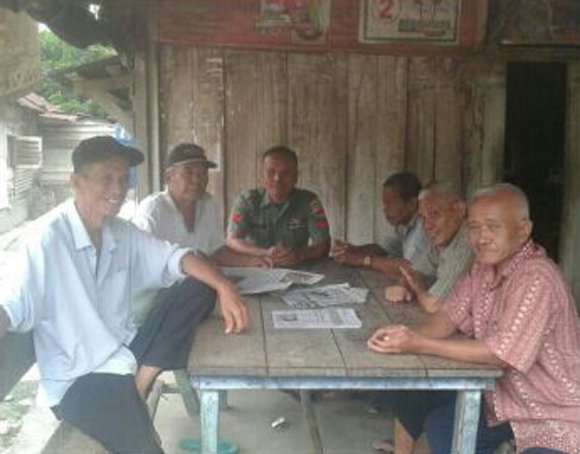 Melalui Komsos, Babinsa Ajak Warga Giatkan Siskamling