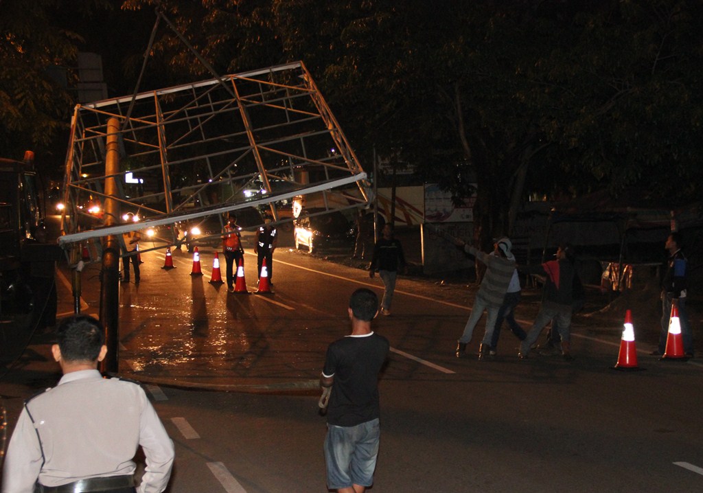 Dua Baliho di Jalan Tritura Dibongkar
