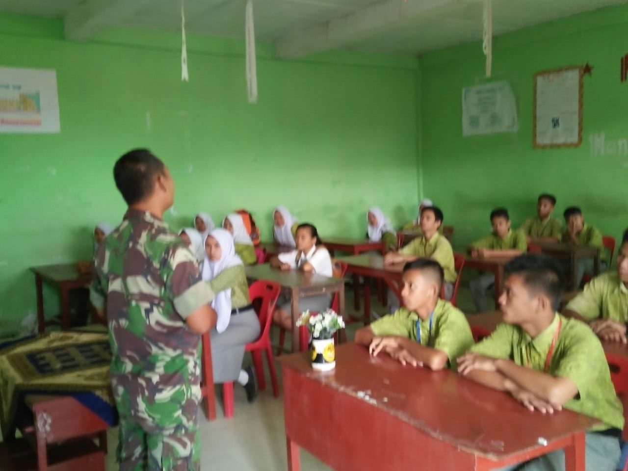 BABINSA BERIKAN PELAJARAN BELANEG KEPADA SISWA SISWI SMAN 1  LABUHAN BILIK