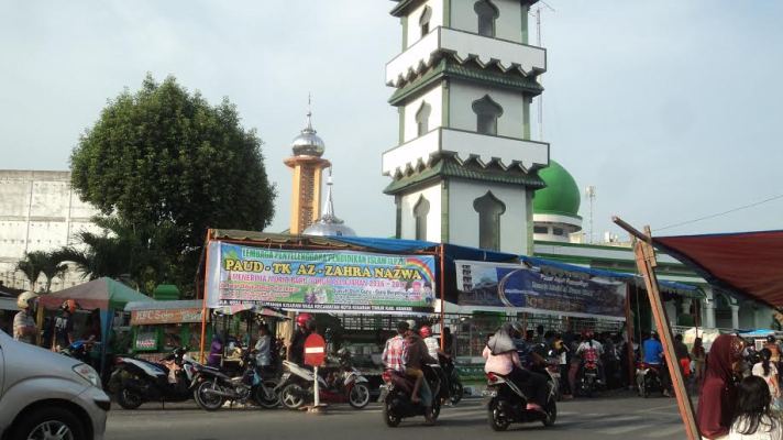 Jajanan Kuliner Berbuka Puasa Manfaatkan Janda Sekitar Mesjid