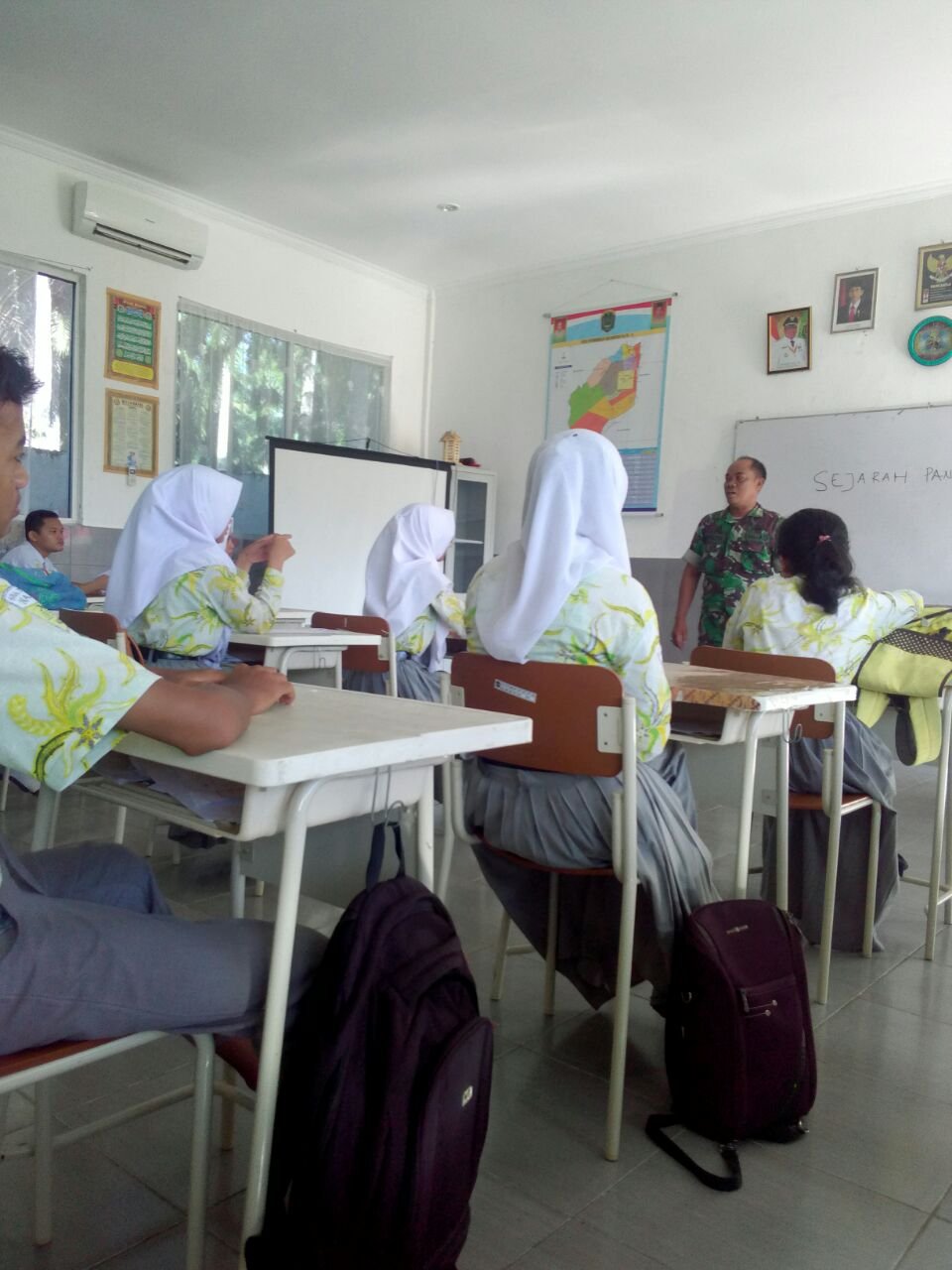 BABINSA BERIKAN MATERI PELAJARAN PANCASILA DI SMA SANTO YOSEP AEK  KANOPAN