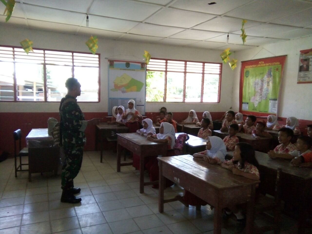 BABINSA PEDULI PENDIDIKAN AJARKAN PENDIDIKAN PANCASILA DI SD  NEGERI NO.115502