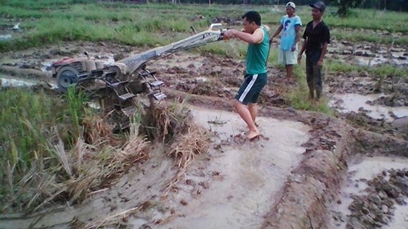 BABINSA KORAMIL JAJARAN KODIM 0207/SML BANTU PETANI PENYIAPAN LAHAN