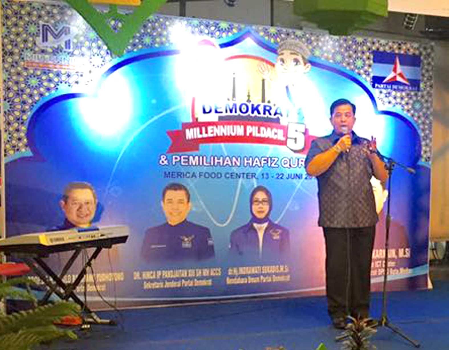 BABINSA GUNAKAN CANGKUL UNTUK MENGOLAH SAWAH