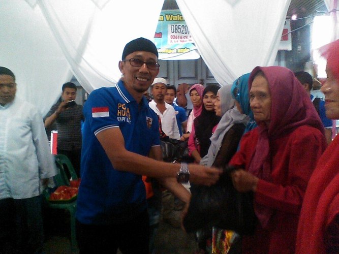 Acil Lubis Berbagi Kasih pada Kaum Duafa dan Yatim Piatu