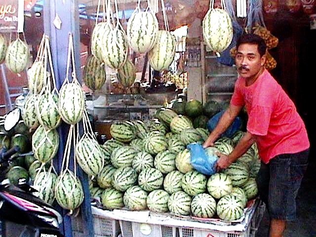 Pedagang Semangka Kebanjiran Omset