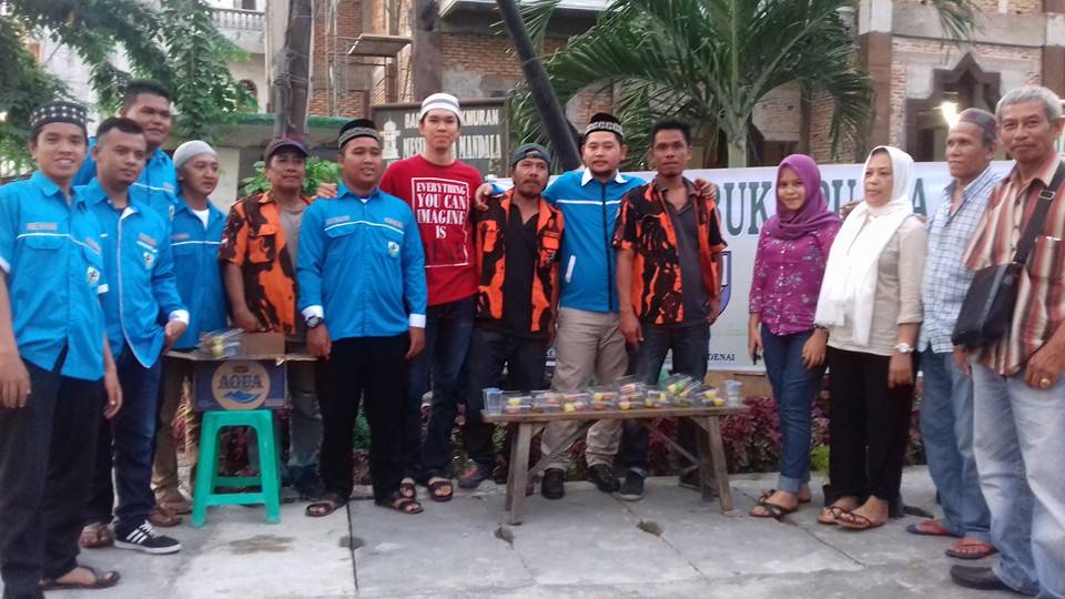 DPK KNPI Medan Denai dan PP Tegal Sari Mandala I Bagi-bagi Takjil