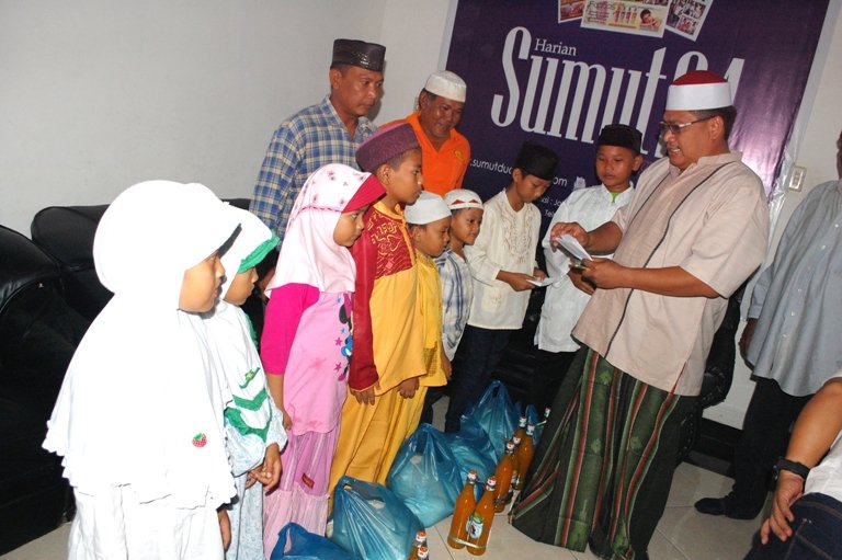 Pimpinan Umum SUMUT24 Santuni Anak Yatim dan Fakir Miskin