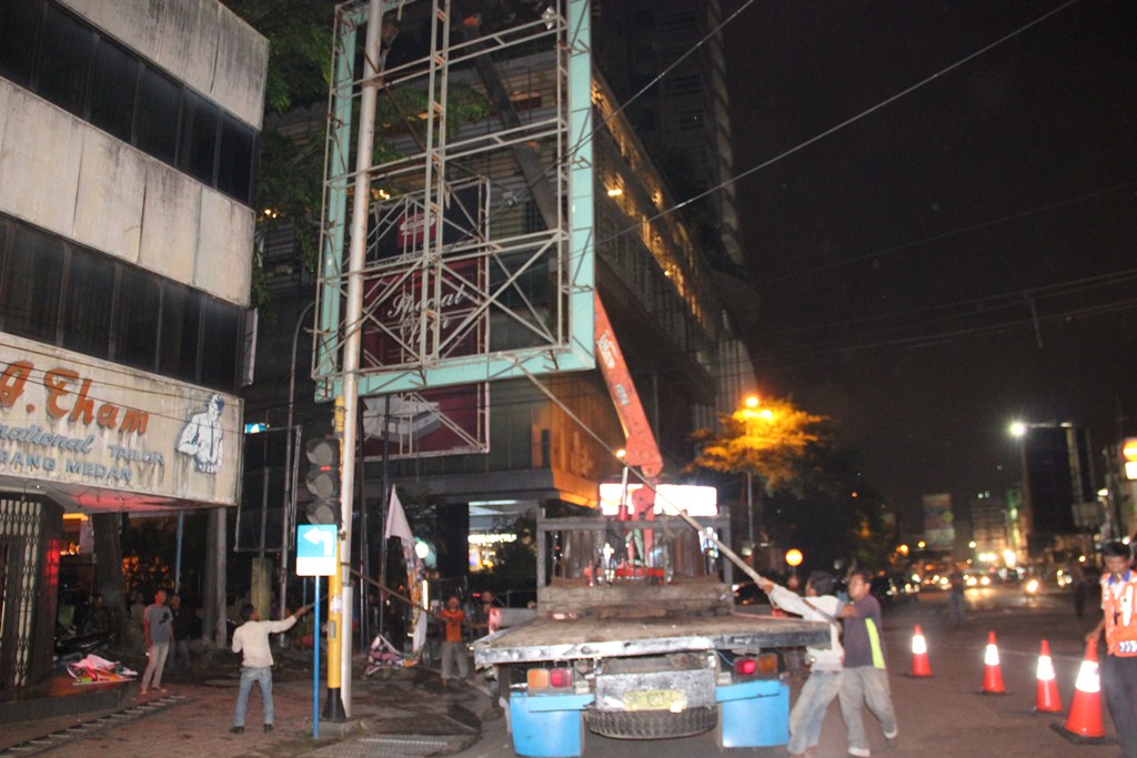2 Papan Reklame Lagi Ditumbangkan
