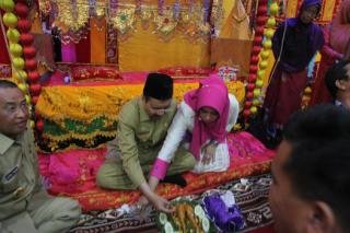 Pemkab Tapteng Upah-upah Tengku Erry Nuradi dan Isteri
