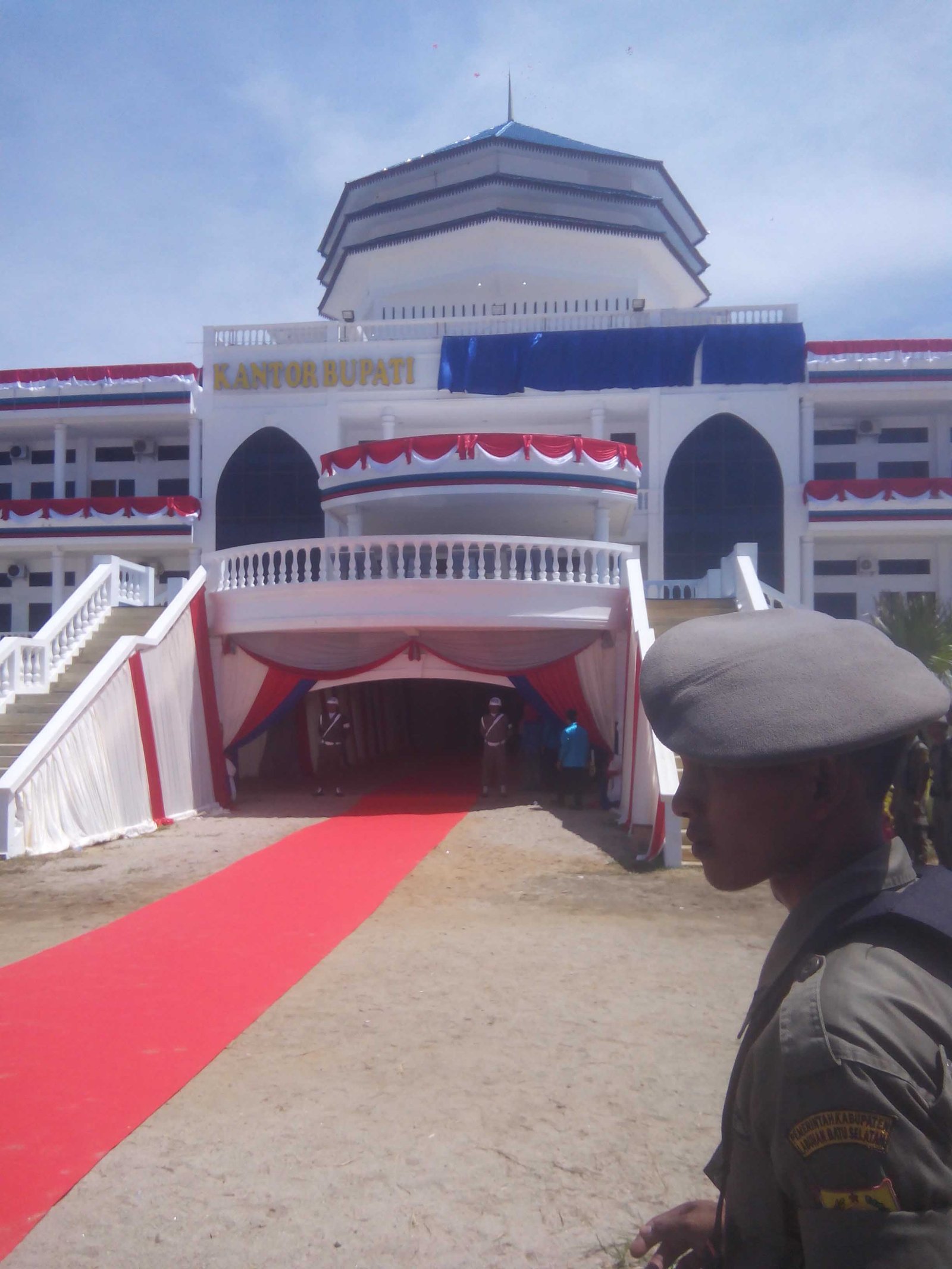 Resmikan Kantor Bupati Pulang Bawa Bingkisan