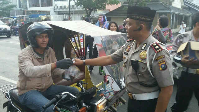 Satlantas Bagikan Takjil Selama Ramadhan