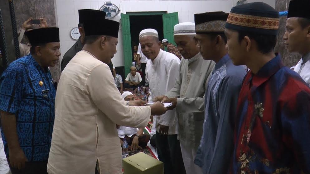 Berbuka Puasa Bersama dengan Masyarakat, Bupati H Ashari Tambunan Safari Ramadhan di Pantai Labu