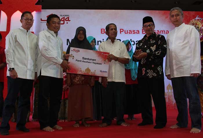 Telkomsel Bukber Sama 9.000 Anak Yatim