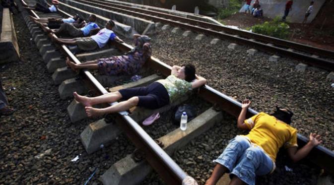 Trend Terapi Batu Panas v Berbaring di Rel KA