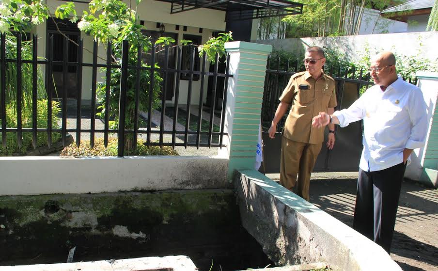 Normalisasikan Genangan Air Lewat Pengorekan Drainase,  Eldin : Jangan Buang Sampah Sembarangan!