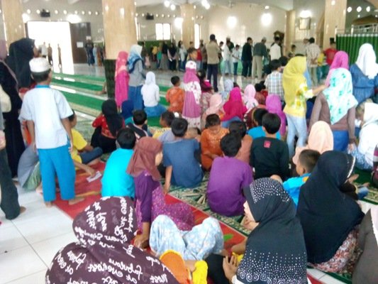 BKM Masjid Agung Al-Abror Bagikan Santunan