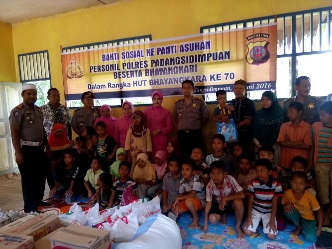 Polres Padangsidimpuan Berbagi dengan Anak  - anak Yatim Piatu