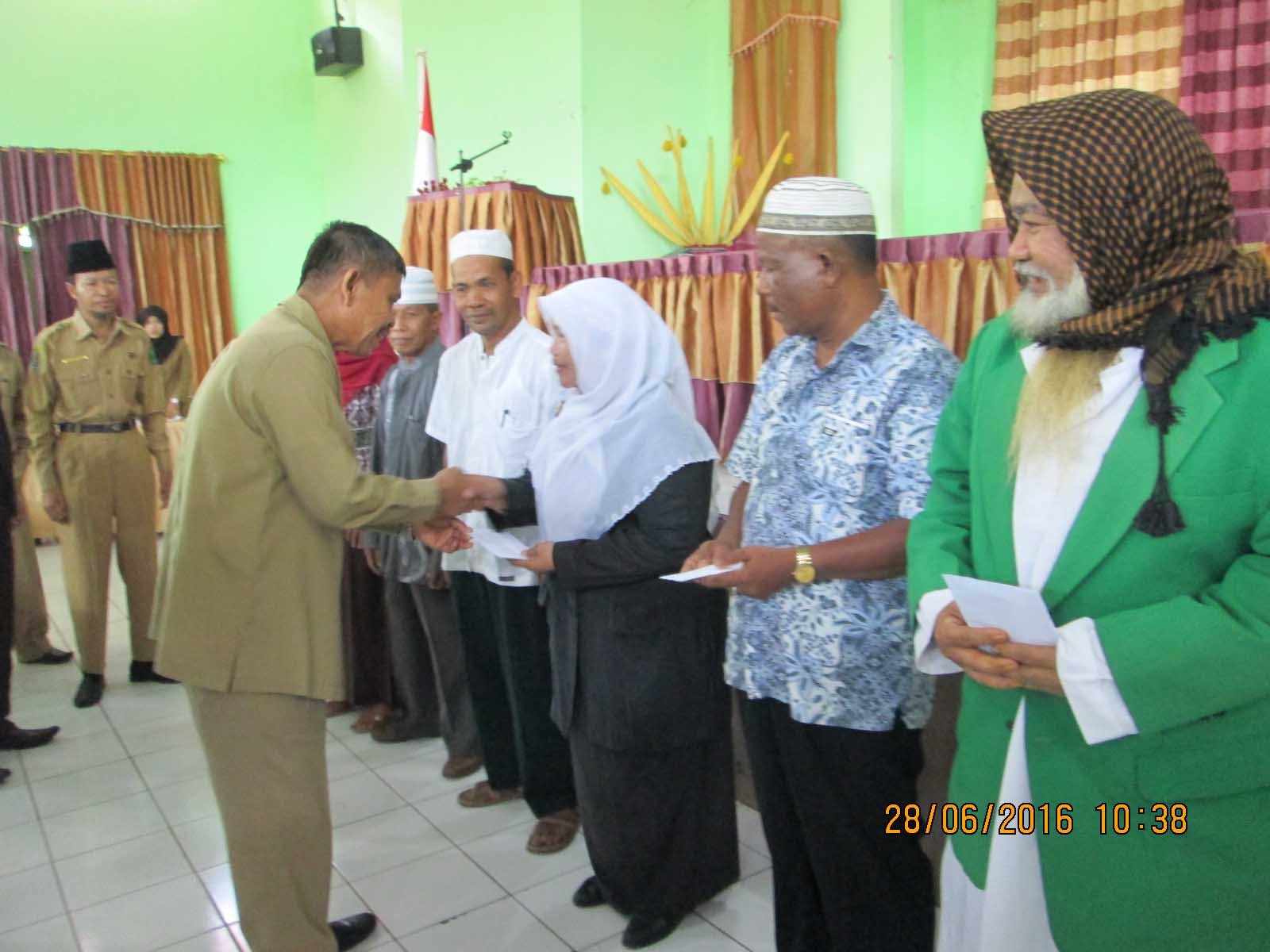 Setdako Serahkan Bantuan Intensif Guru