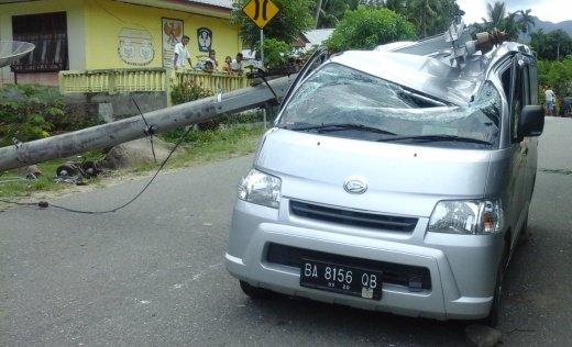 TPU Muslim 5 Tiang Listrik Tutup Jalinsum, 1 Mini Bus Tertimpah