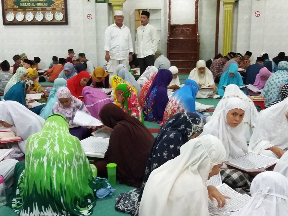 Warga Madio Santoso Medan Laksanakan Tadarus Malam