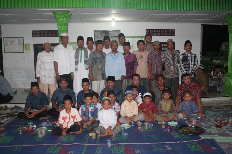Remaja Mushola Al Fazar Buka Puasa Bersama dengan Anak Yatim