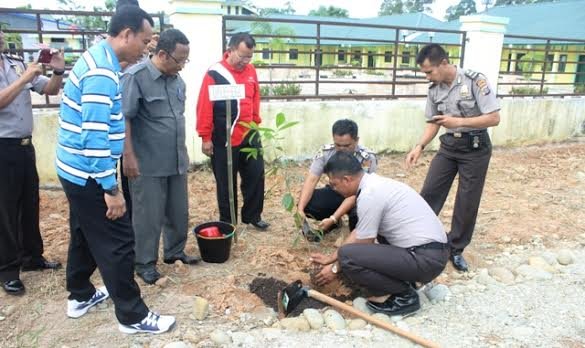 Rangkaian HUT Bhayangkara ke 70 Galakkan Penghijauan, Kapolres Sergai Tanam Pohon Mahoni