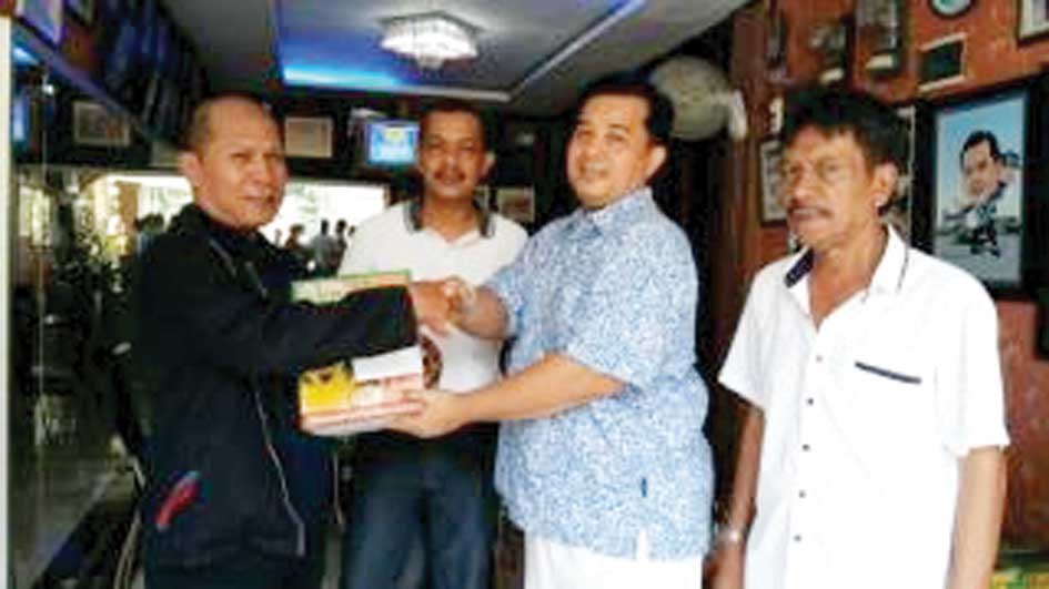Herri Zulkarnain Beri Paket Lebaran Kepada Wartawan DPRD Medan
