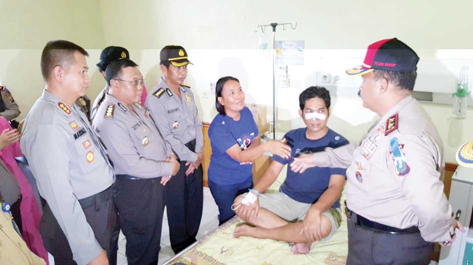 Kapoldasu Jenguk Dua Personil Polisi Korban Penembakan