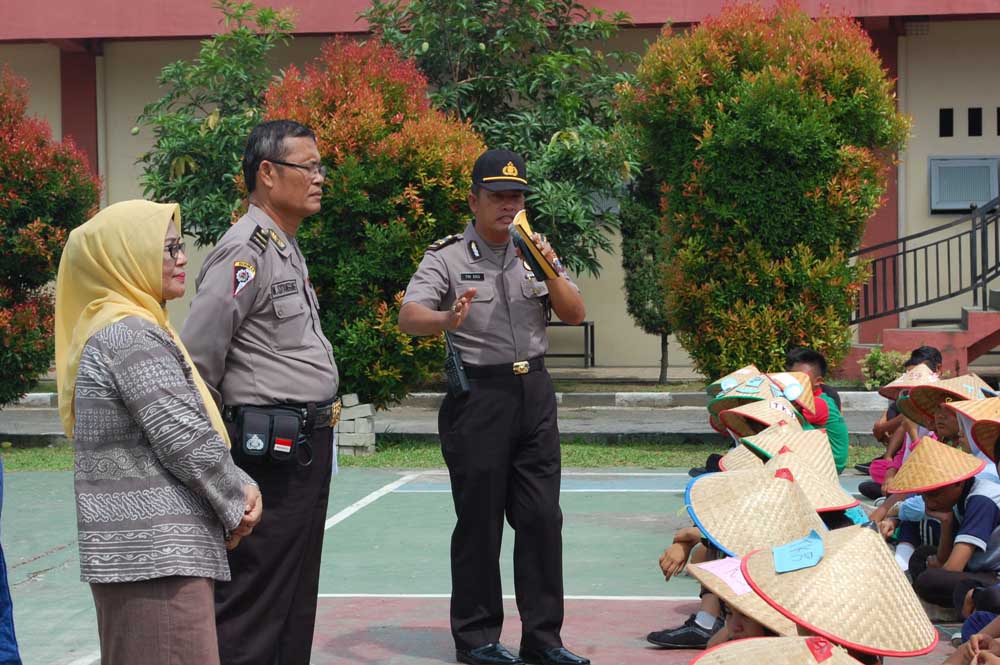 Polsek Percut Beri Penyuluhan Disiplin Berkendara ke SMK MANDIRI