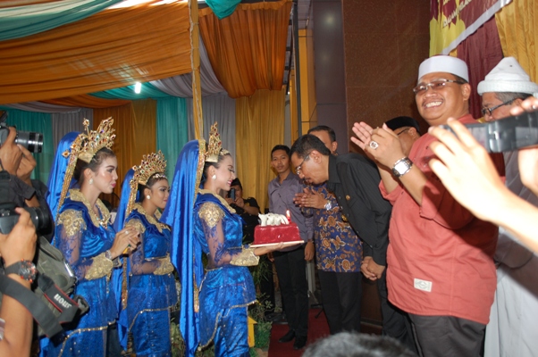 Gubsu Terharu Kejutan Ultah ke 52 dari Suhardi CEO Aroma Bakery