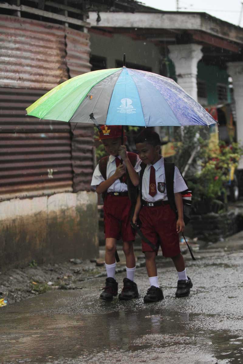 Hari Pertama Masuk Sekolah Dibawah Guyuran Hujan