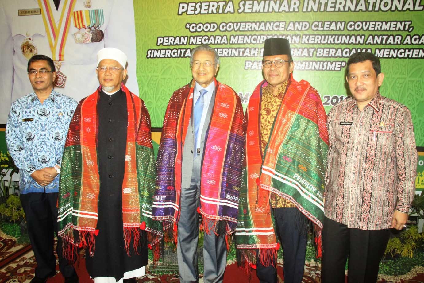 Gubsu Jamu Makan Siang Peserta Seminar Internasional Perspektif Islam di Gubernuran