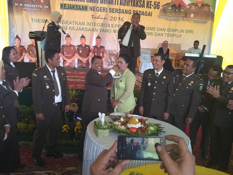Ditandai dengan Pemotongan Tumpeng | Puncak Peringatan HBA ke-56 dan IAD ke-16 di Kejari Sergai Digelar Sederhana