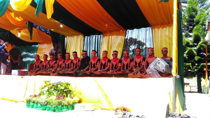 Meski  Berusia Lanjut  Group Saman Aman Jarum Manggung Tampil Energik