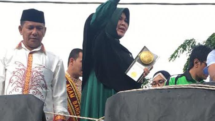 Adipura ke 8 - Illiza Janji Naikkan Gaji Petugas Kebersihan