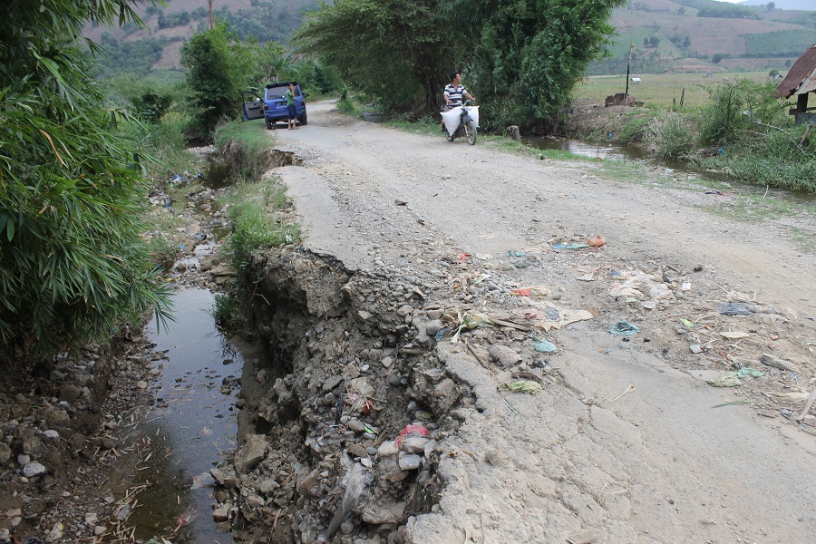 Jalan Hotmix Mbal-mbal Petarum Lau baleng Rusak Bahkan Tertimbun Tanah Pegunungan