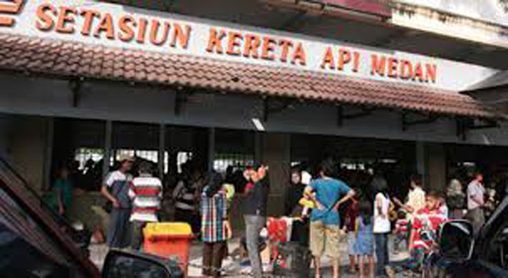 Memasuki Hari Kerja, Stasiun KA Masih Ramai