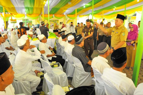 Bupati Sergai Tepung Tawar Calon Haji Tahun 2016