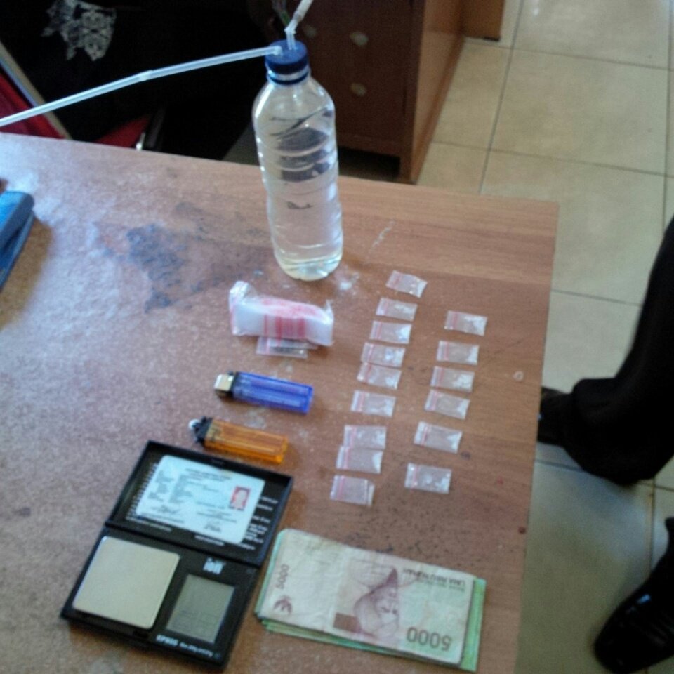 4 Pria Digerebek Saat Pesta Sabu Polisi Temukan Senjata Api dan Amunisi