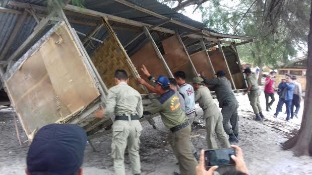 Akhirnya, Ratusan Pondok Mesum di Pantai Kelang di Bongkar Paksa