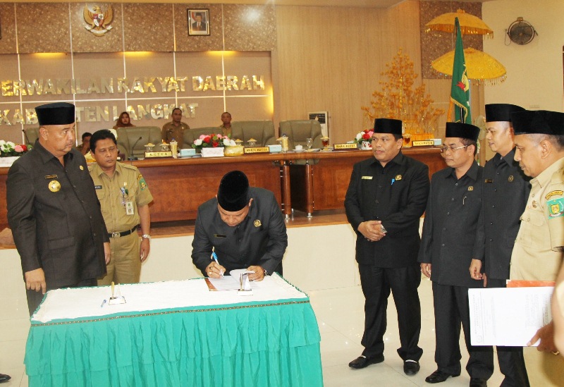 DPRD Langkat Sahkan Ranperda Pertanggung Jawaban APBD TA 2015
