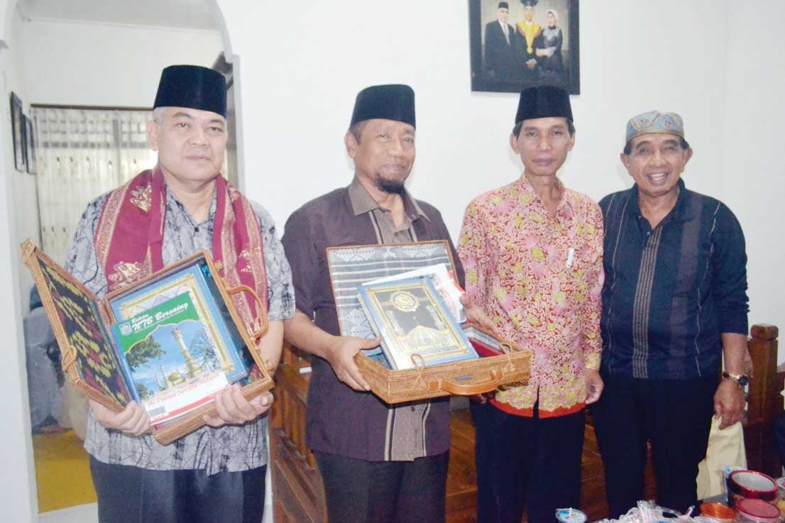 Gubernur NTB Serahkan Seperangkat Al Quran kepada Gubsu