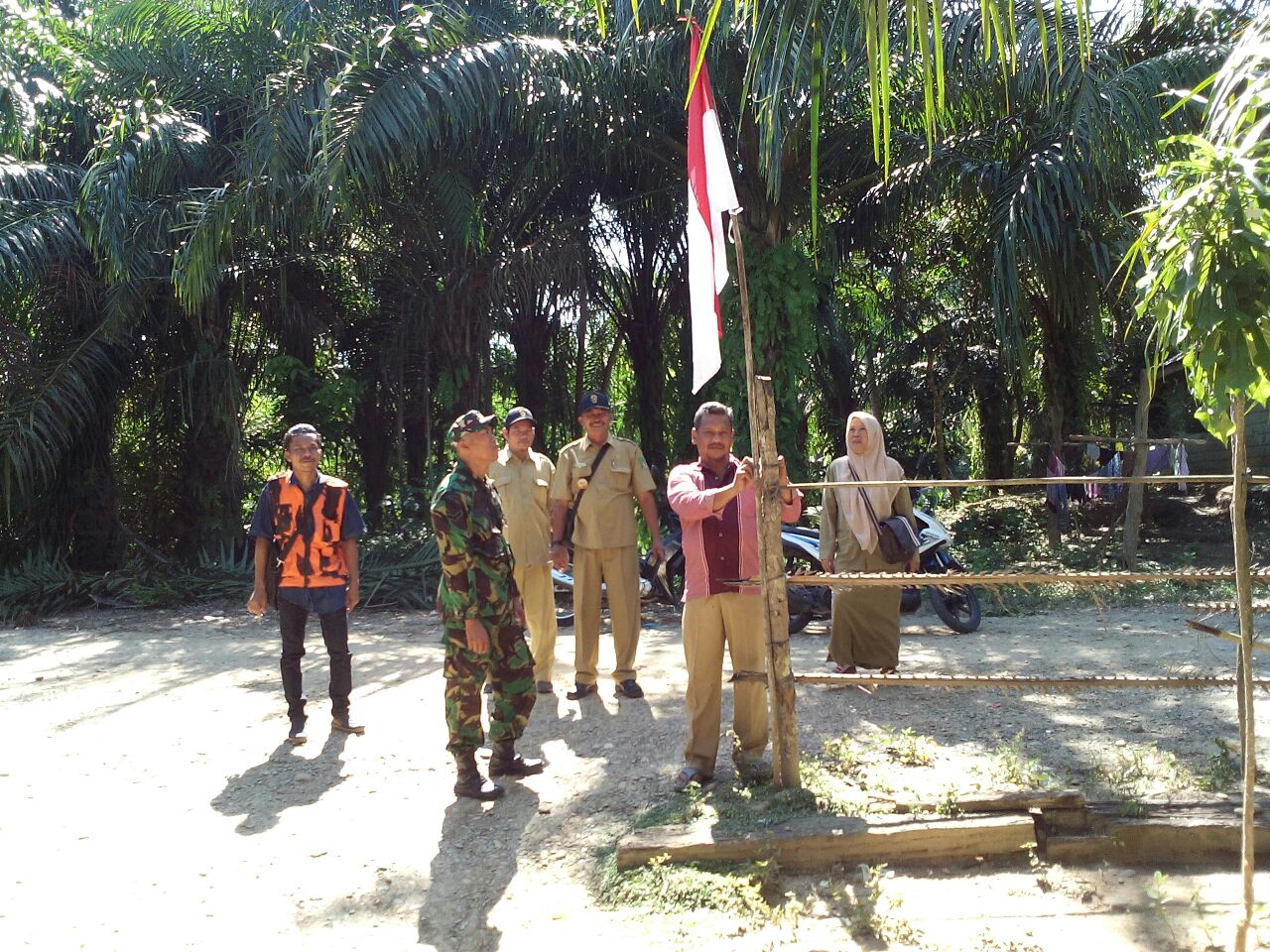 Sambut HUT RI Ke-71| Koramil 14/ Besitang 0203 Langkat Himbau Warga Kibarkan Bendara Merah Putih
